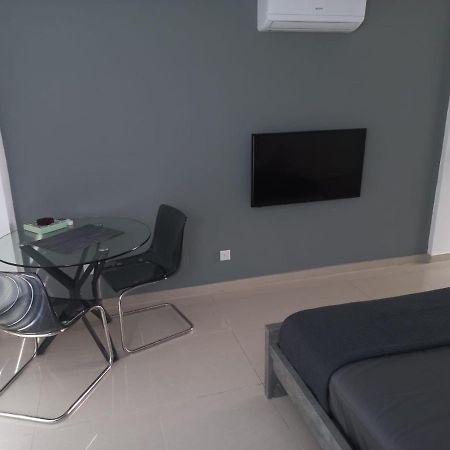 Modern Studio Apartment Armonia Court พาราลิมนี ภายนอก รูปภาพ